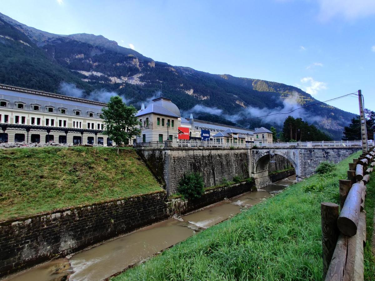 "Leo Pixel" Avairent Canfranc Estacionアパートメント エクステリア 写真